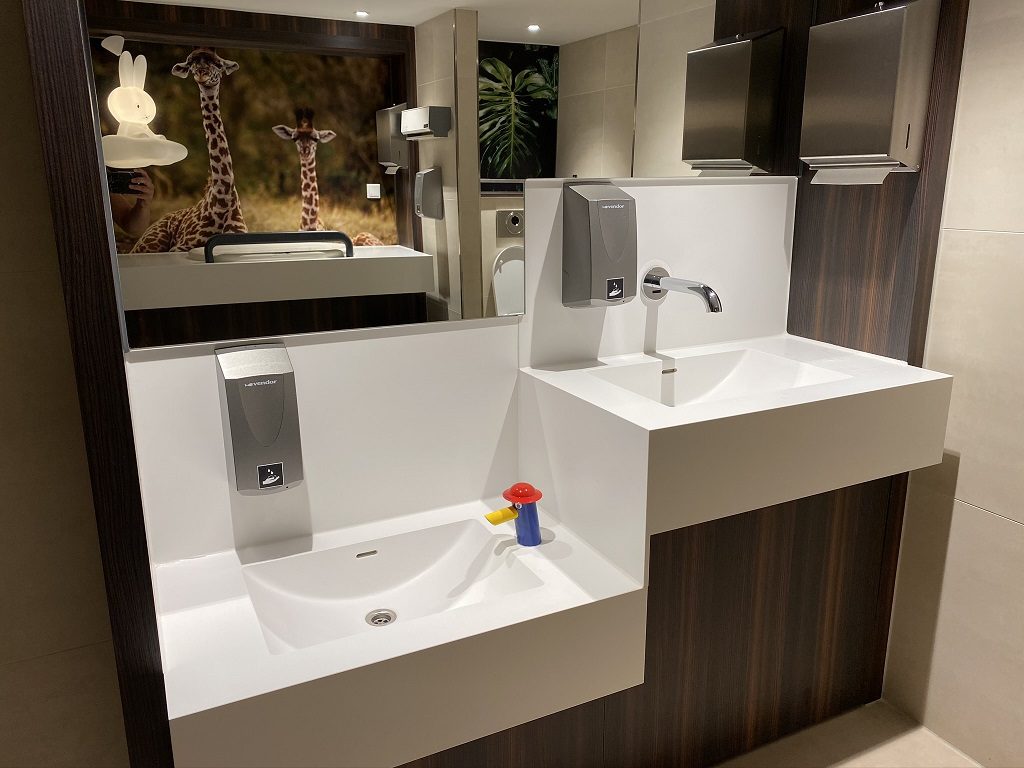 Project wereldhave toiletruimtes - HI-MACS maatwerk wastafels kinderen 2 - Solid Surface wasbak Incollato Wave