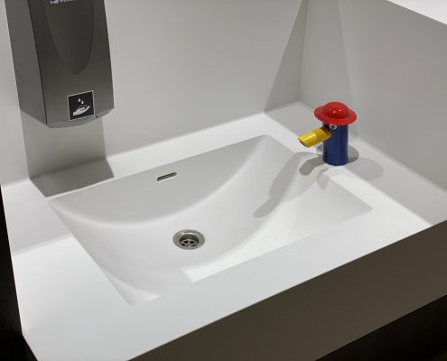 Project wereldhave toiletruimtes - HI-MACS maatwerk wastafels kinderen 3 - Solid Surface wasbak Incollato Wave
