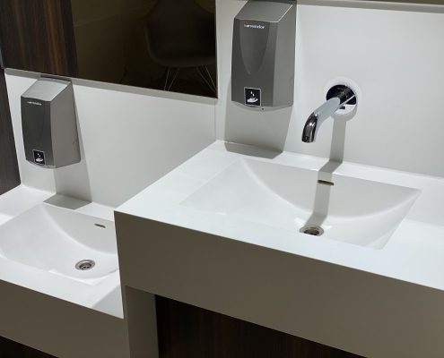 Project wereldhave toiletruimtes - HI-MACS maatwerk wastafels kinderen 4 - Solid Surface wasbak Incollato Wave