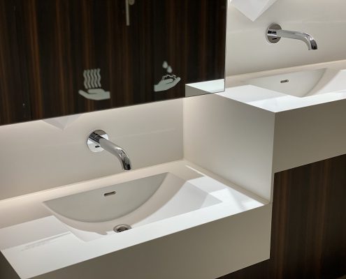 Project wereldhave toiletruimtes - HI-MACS maatwerk wastafels kinderen - Solid Surface wasbak Incollato Wave
