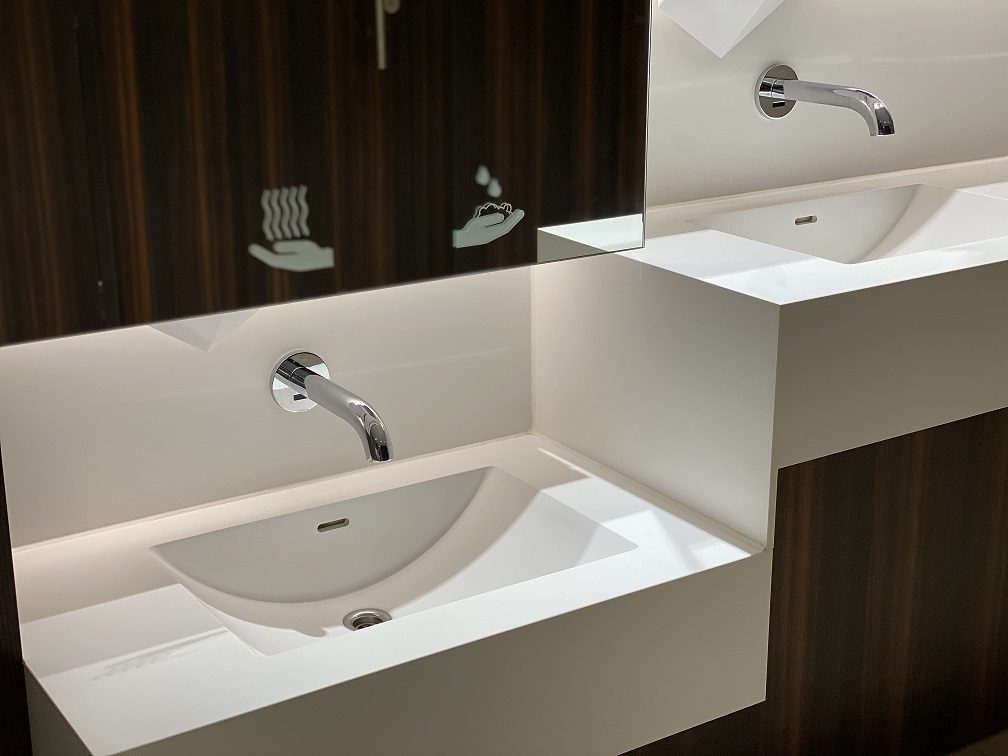 Project wereldhave toiletruimtes - HI-MACS maatwerk wastafels kinderen - Solid Surface wasbak Incollato Wave