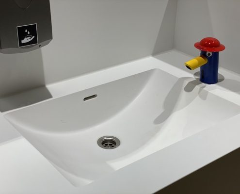 Project wereldhave toiletruimtes - HI-MACS maatwerk wastafels kinderkamer - Solid Surface wasbak Incollato Wave