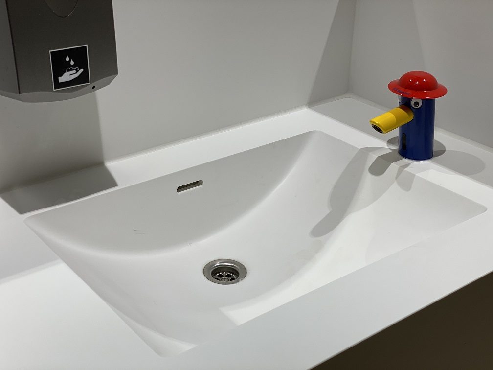Project wereldhave toiletruimtes - HI-MACS maatwerk wastafels kinderkamer - Solid Surface wasbak Incollato Wave